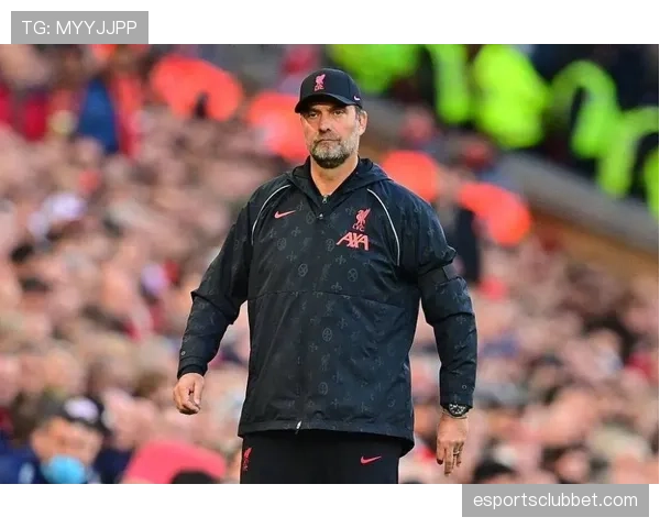 镜头下的博弈：两位主帅在场边不断用手势指挥阵型前压与回收