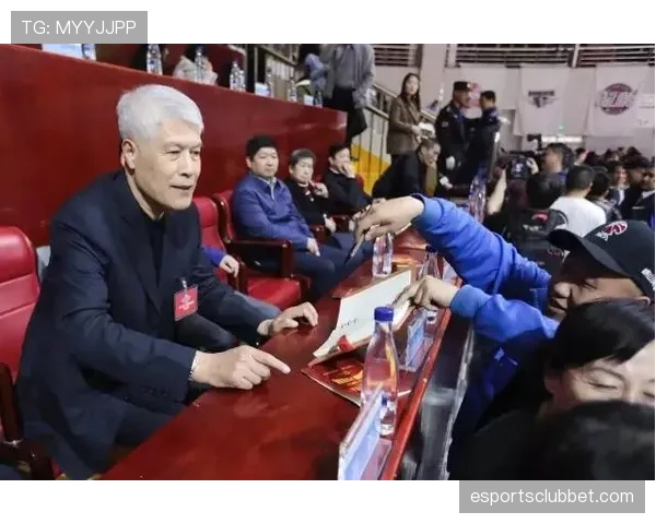 特写:场边的蒋兴权,八旬老帅见证新疆队夺冠,赛后获全体队员致敬